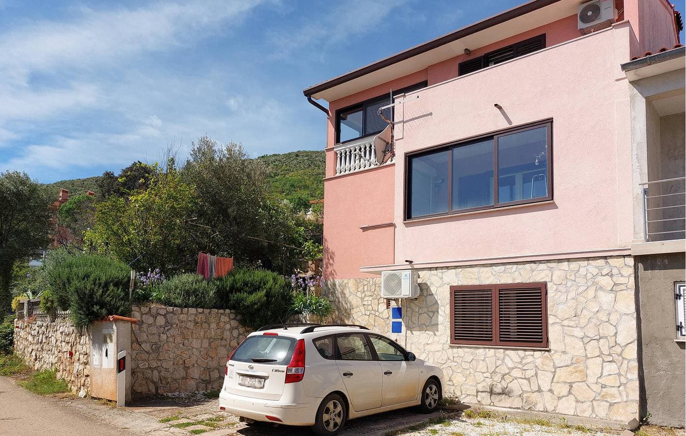 Gemütliche Ferienwohnung mit Terrasse, Parkplatz und WLAN in Strandnähe 1