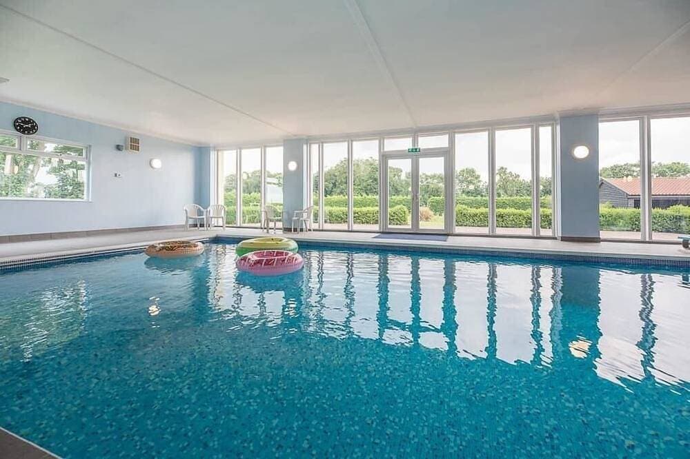 Grove Farm Bungalow with Swimming Pool, Dallinghoo 1