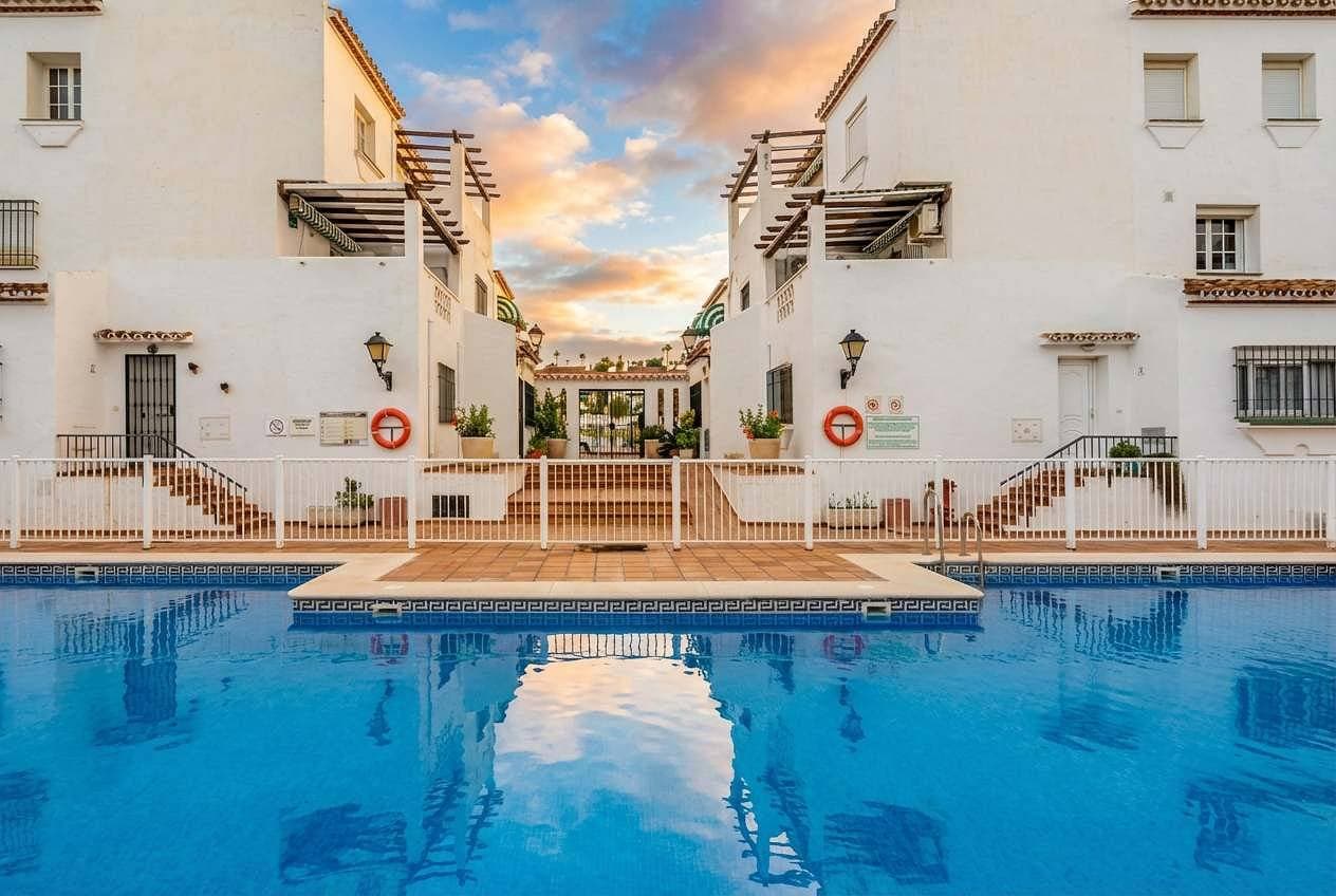 Foto 3 von 30: Beachfront Apartment w/ Pool & Golf Access - La Duquesa