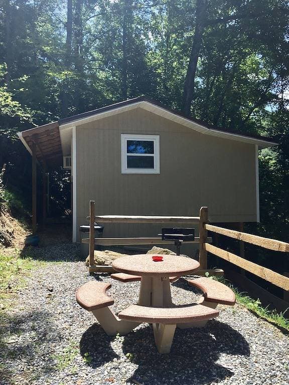 Foto 3 von 16: Charming Waterfront Cabin Auf dem Oconaluftee River nennen wir \"The Love Nest\".