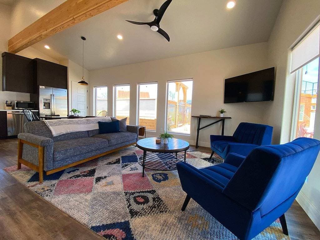 Foto 4 von 50: Luxe stay in Kanab with stargazing rooftop deck, pool & hot tub
