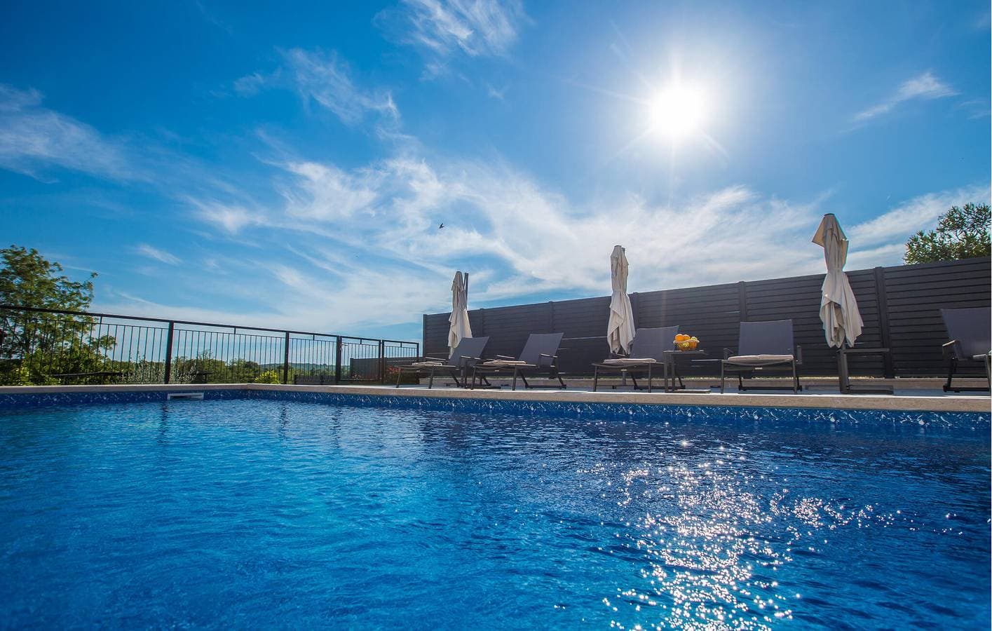 Foto 11 von 48: Reizende 1-Zimmer-Wohnung mit Pool und Terrasse, 400 m vom Stadtzentrum von Musalez entfernt