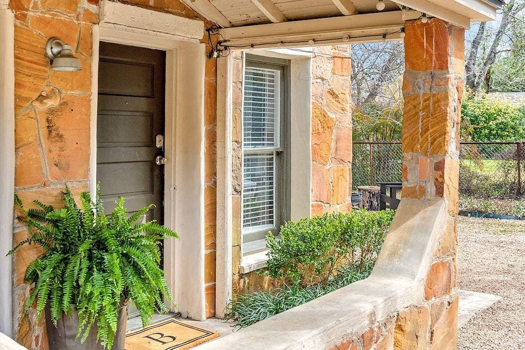 Foto 4 von 13: Cozy Studio Minutes From Barton springs and Downtown