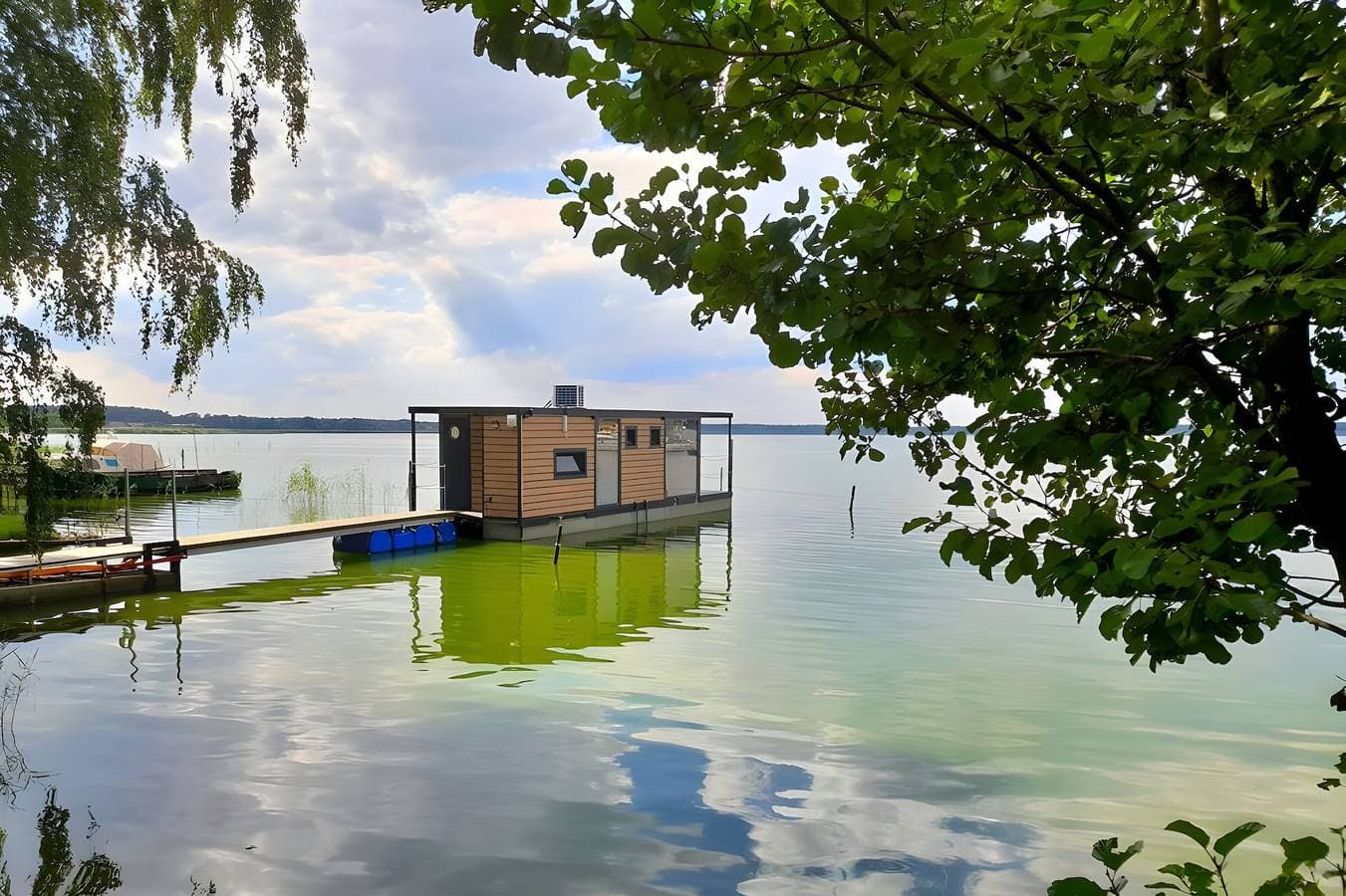 Hausboot Am See 1