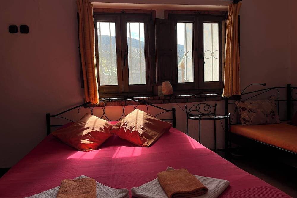 Foto 2 von 28: Doppelzimmer mit Bad in einem gemütlichen Gästehaus in einem kleinen Dorf