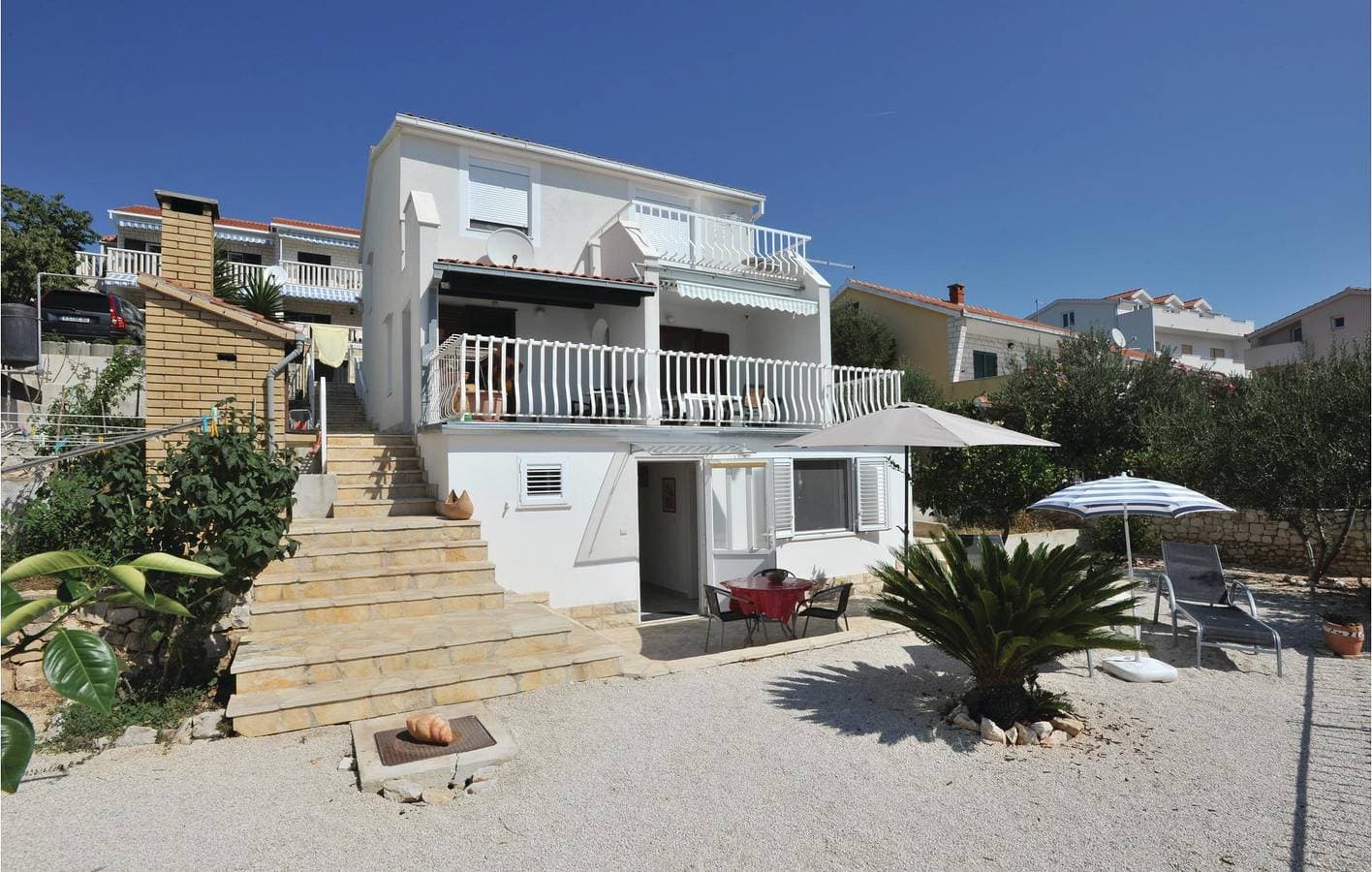Gemütliches Apartment am Strand mit Terrasse und Garage, 500 m von der Bucht Uvala Bočići entfernt 1