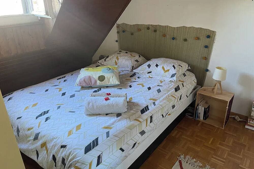 Foto 2 von 10: Chambre, Salle de Bain et Toilettes Privatifs Dans Appartement à 2 pas du lac