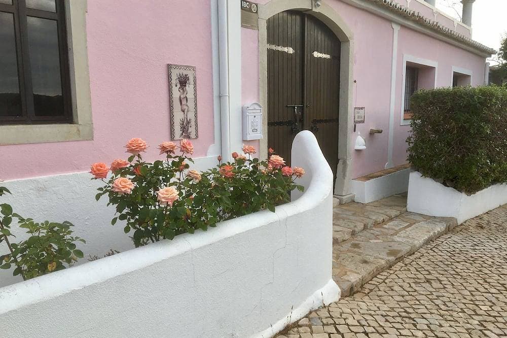 Foto 11 von 30: Villa & Cottage - 2 Doppelbetten, 4 Einzelbetten, 2 Küchen, 4 Duschen, 2 Aufenthaltsräume