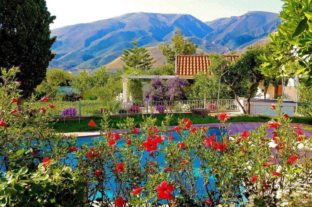 Foto 11 von 30: Classic Andalusian Villa, Surrounded By Orange Trees, Fountains. Private Pool.