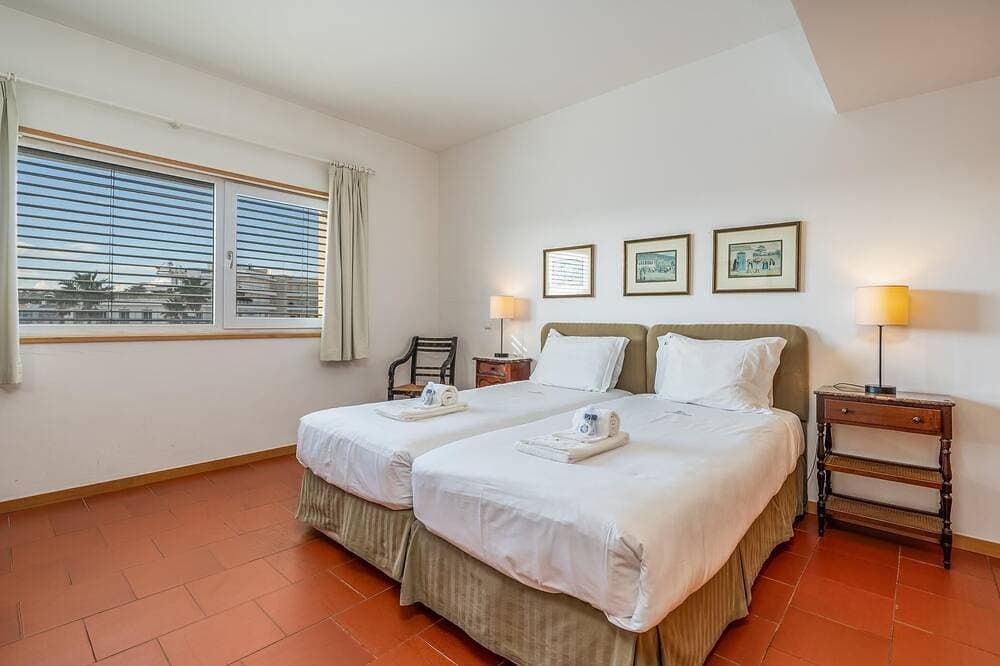 Foto 5 von 30: Top-floor marina apartment with classic charm