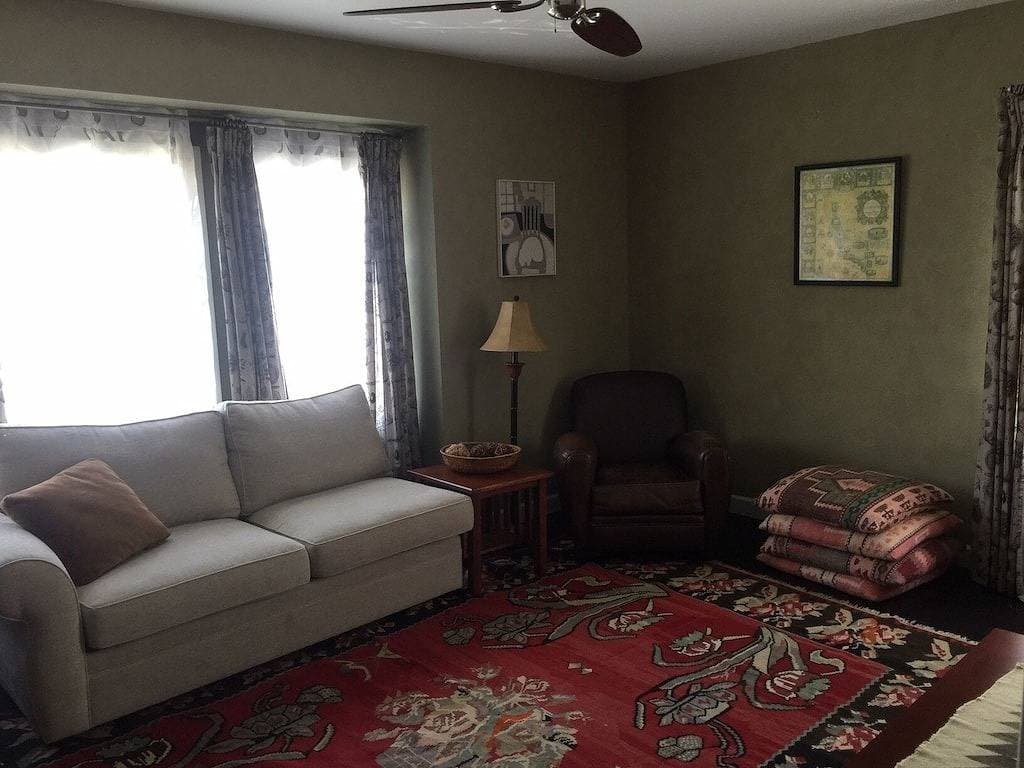Foto 4 von 35: 2 Br / 1Bath Bright-Spacious Flat 2 Blocks vom Lake Merritt, 10 m zu Fuß von Bart
