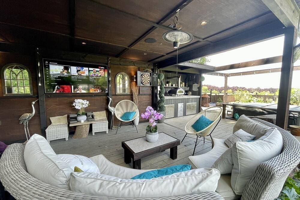 Foto 9 von 17: Luxury Lodge close to Clifton Suspension Bridge, hot tub. Sleeps 2 people.