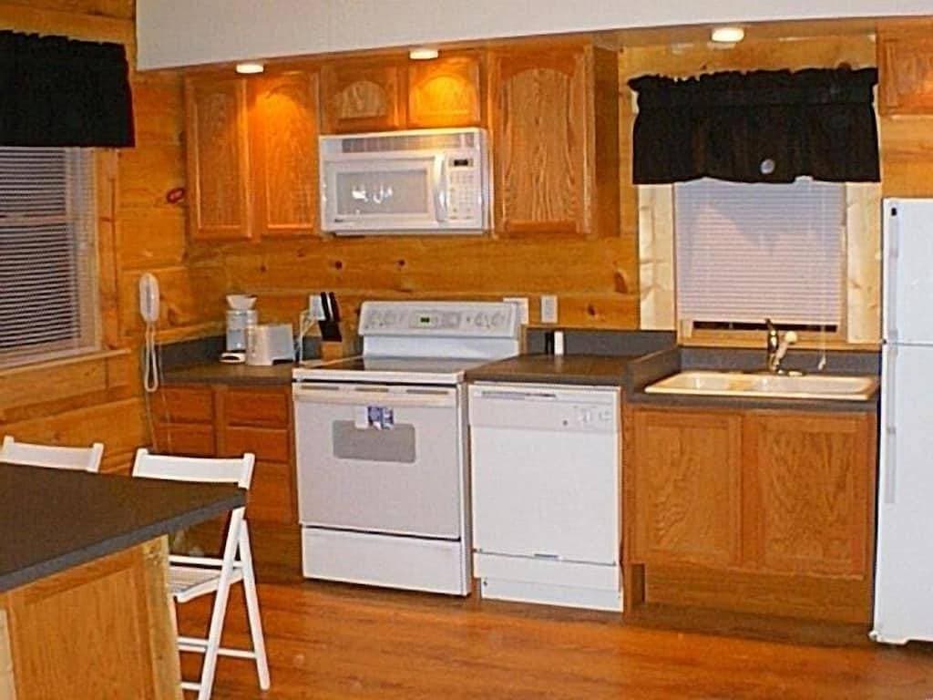 Foto 13 von 30: Abgeschiedenes Blockhaus. Heiße Wanne auf Deck und Whirlpool für zwei Personen am Kamin