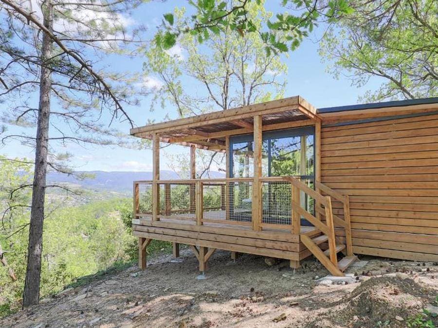 Foto 3 von 56: Camping Le Luberon | Pausado - Bungalow 4 personen - Cottage Capucine 4p Ohne Sanitären