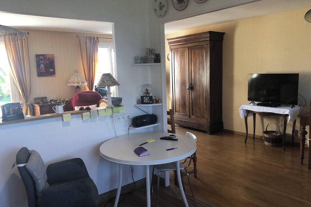 Foto 6 von 16: House 3 bedrooms Garden south view Fields Carrefour School Swimming pool Bus Rouen on foot