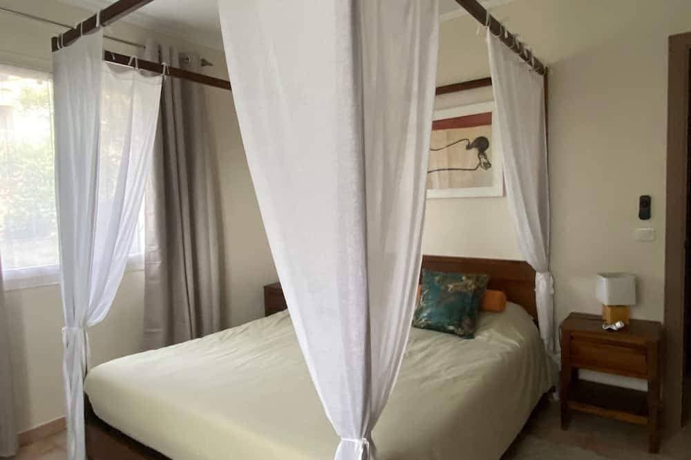 Foto 3 von 30: Komfortable Villa im Herzen eines Gartens mit Olivenbäumen.