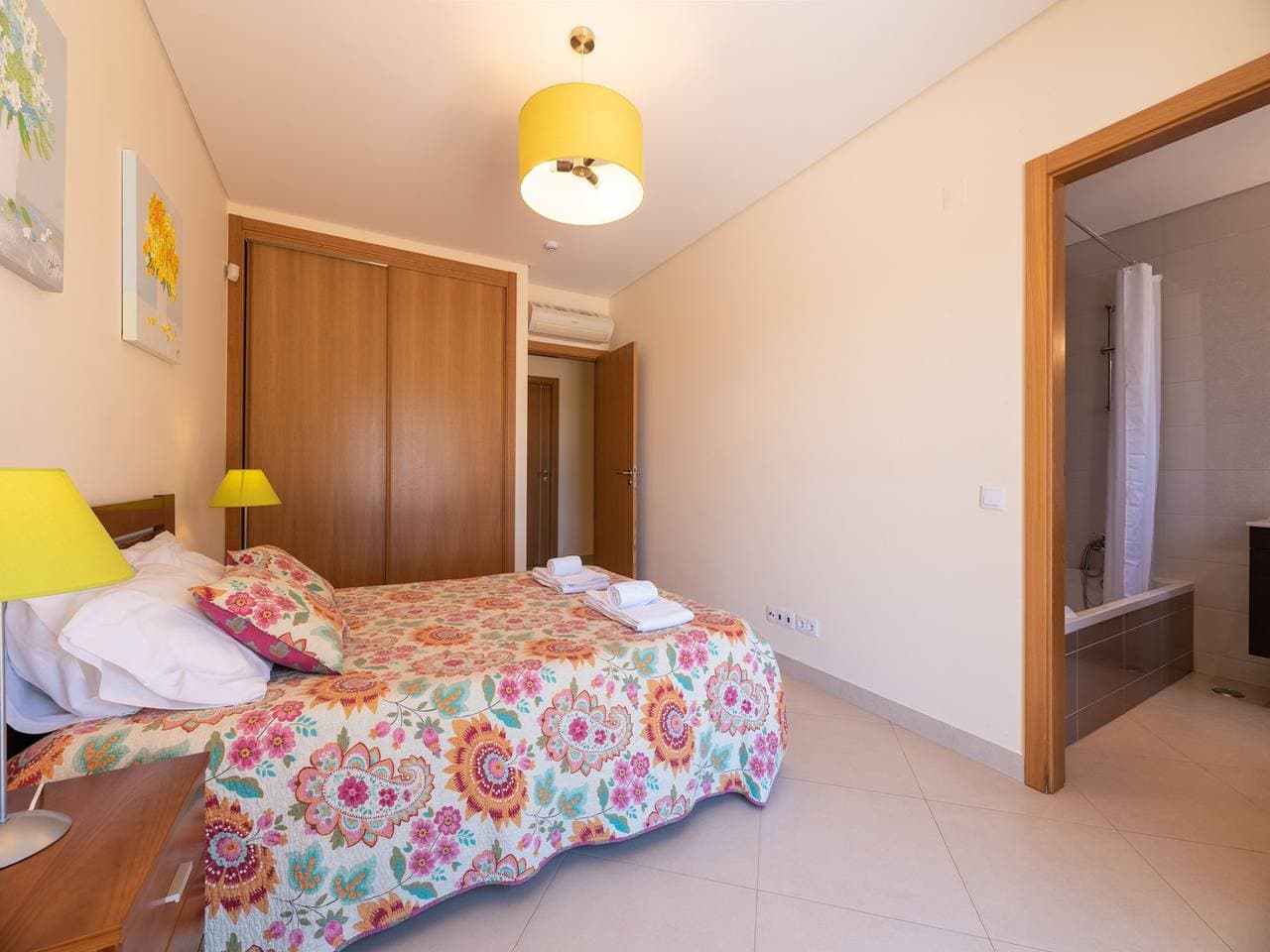 Foto 10 von 34: Spacious Albufeira  Villa | 4 Bedrooms | Villa Avos De Parra | Air Conditioned Bedrooms | Private Setting