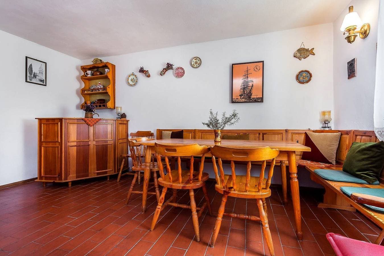 Foto 6 von 21: Komfortables Ferienhaus mit Palmen, Weinreben und Liegestühlen im Garten