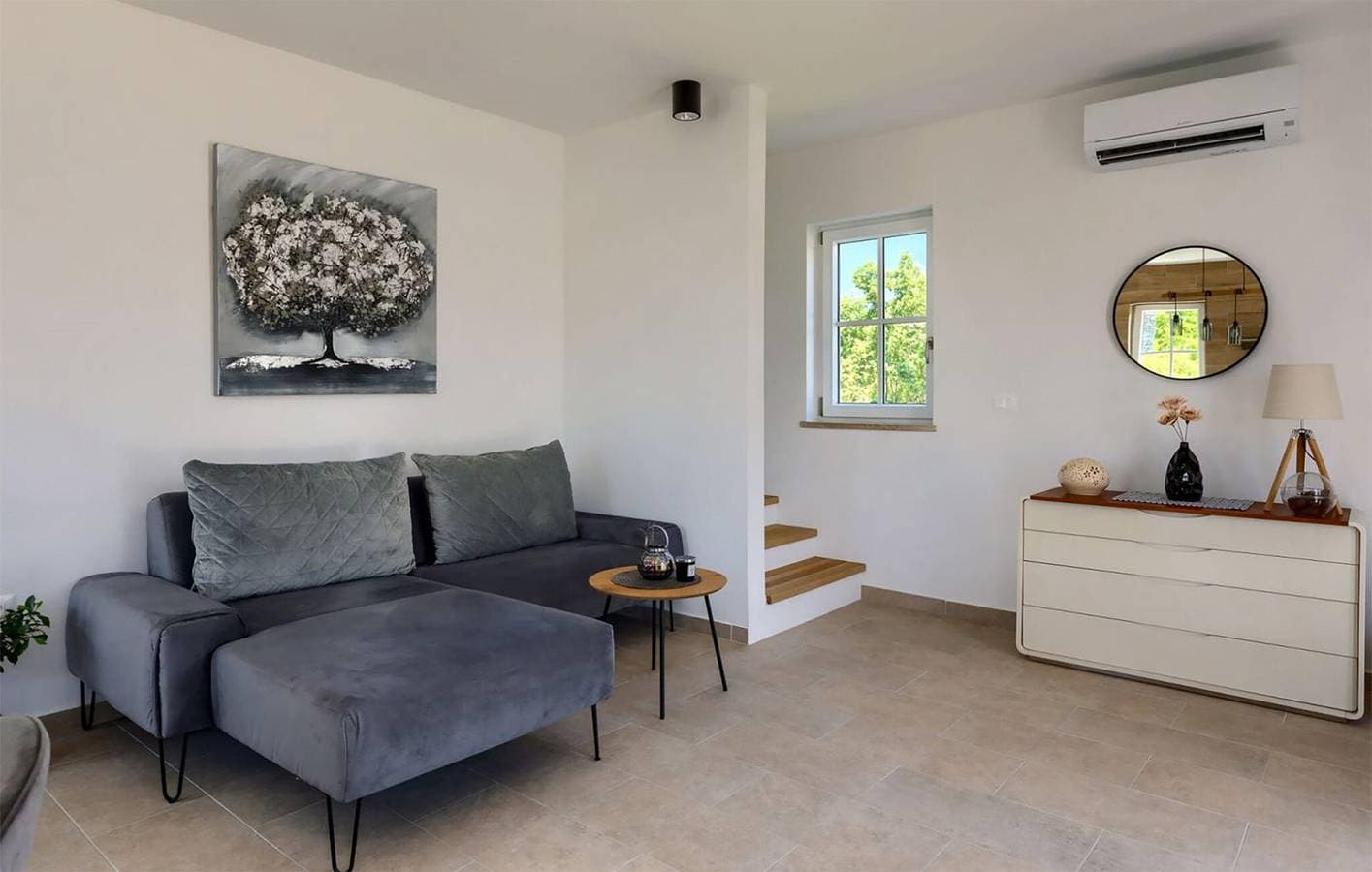 Foto 3 von 24: Charmante 2-Zimmer-Wohnung mit Terrasse und guter Infrastruktur in der Nähe von Montrin