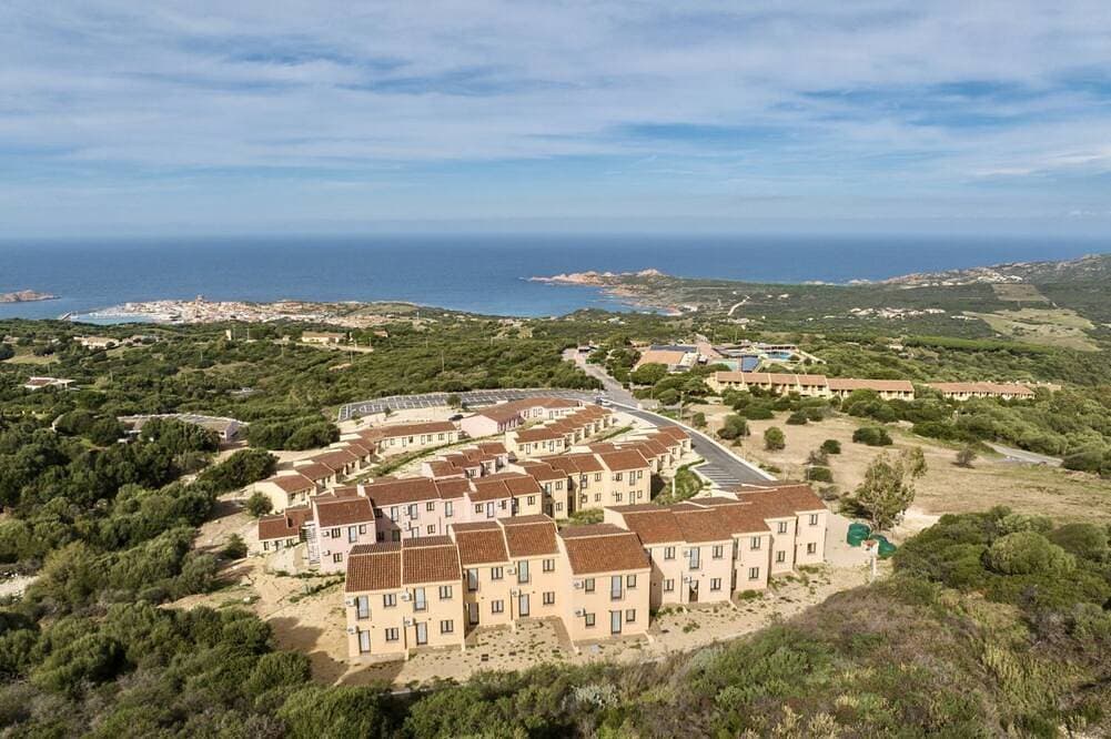 Foto 6 von 12: Two-room apartment of approximately 28 m2, located on the ground floor or first floor with sea view, composed of a living room with kitchenette, double sofa bed, double bedroom (joinable single beds), bathroom, balcony or veranda. Some apartments may hav
