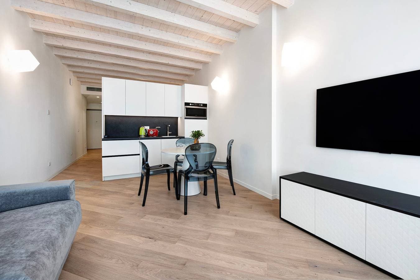 Foto 12 von 29: Ferienwohnung 'Flat 1' mit Seeblick, WLAN und Klimaanlage