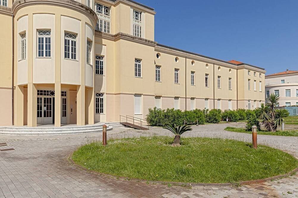Foto 12 von 20: The recently renovated apartment is a small gem, perfect for two guests. The interiors are modern, thoughtfully designed, and finished with great attention to detail to ensure maximum comfort. It features a cozy double bedroom, a bright living area with