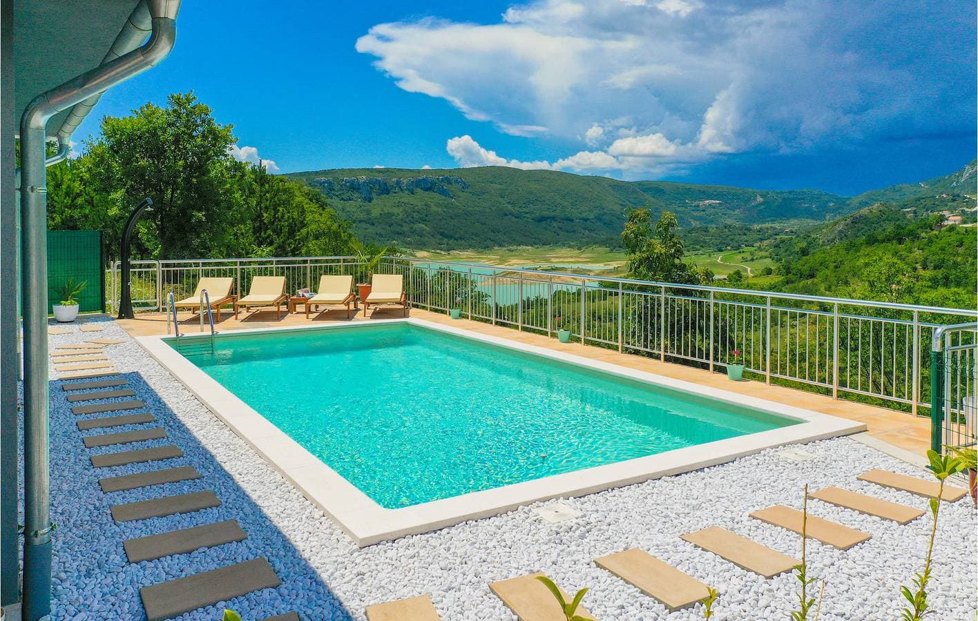 Foto 11 von 34: Moderne 2-Zimmer-Wohnung mit Pool, Terrasse und WLAN in der Nähe des Flusses Ričina