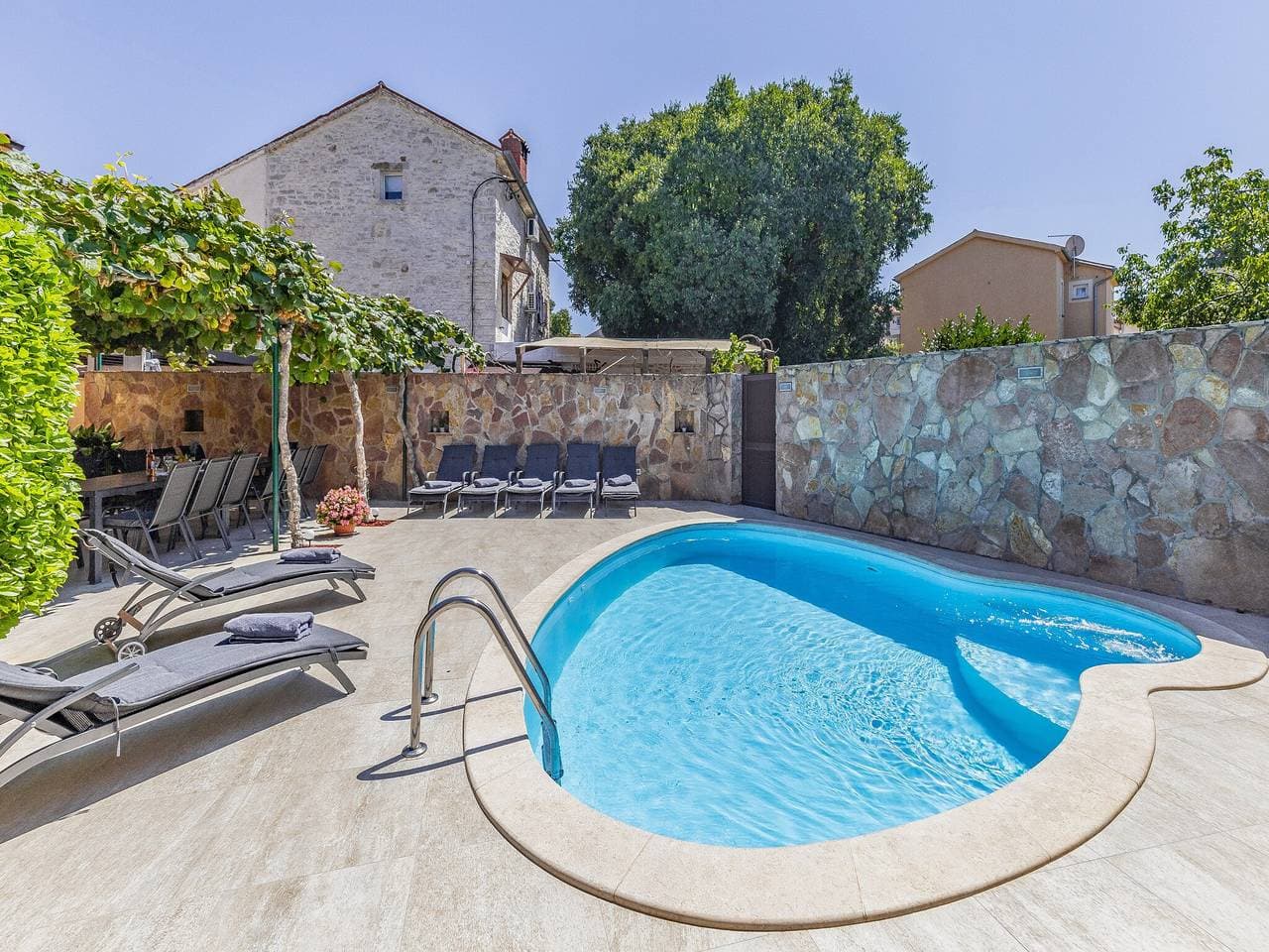 Foto 10 von 34: Villa in Peroj mit Pool am Strand