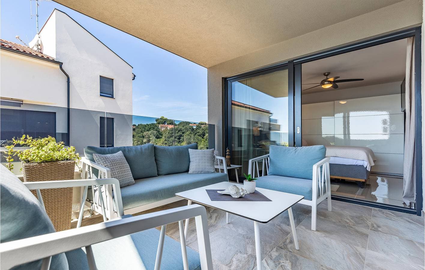 Foto 11 von 39: Gemütliche 62 m² große Ferienwohnung mit Meerblick, Pool, Strand in der Nähe und Parkplatz
