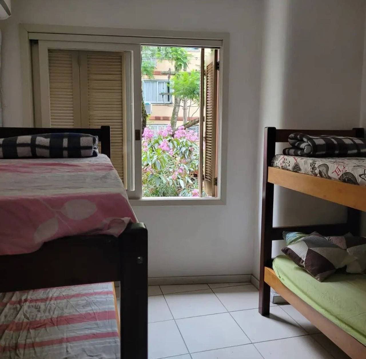 Foto 6 von 11: Gemütliches Porto Alegre B&B – Mehrbettzimmer im Stadtzentrum