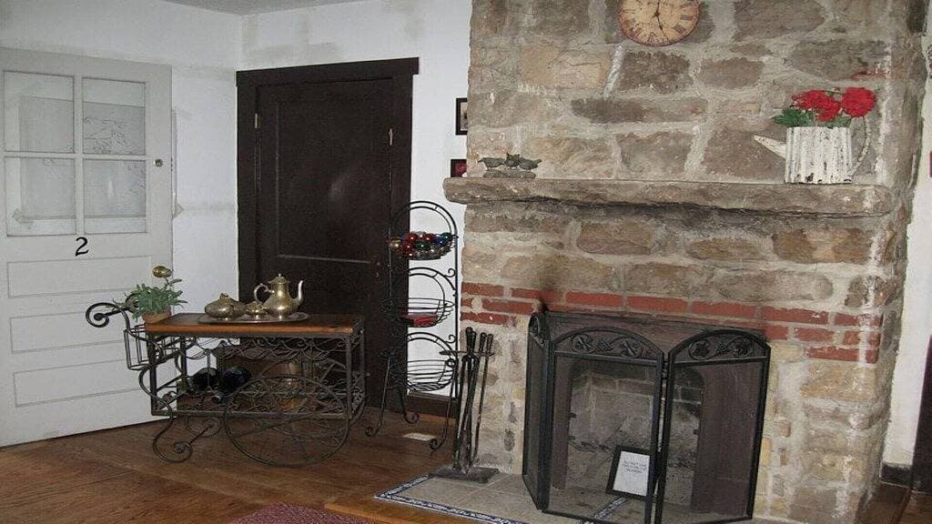 Foto 4 von 15: Rustikale River Cabin, Charming Riverfront, Hottub, 2 Steinkamine, Dock, Ansichten