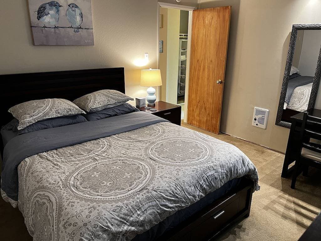 Foto 3 von 18: Bright and Spacious Apartment by Downtown Alameda, 2Br 2Ba