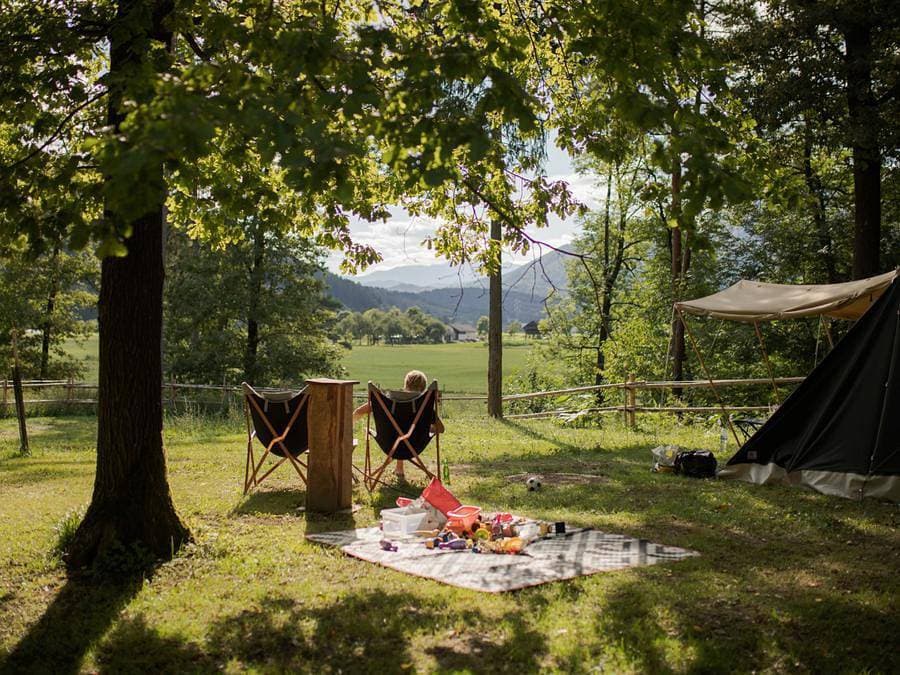 Foto 4 von 81: Forest Camping Mozirje - Unterkunft 3 personen - Glamping Hut Forest Bed