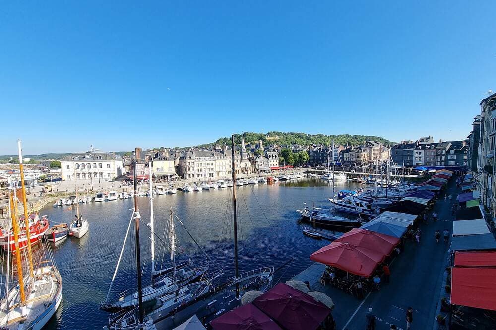 Foto 10 von 10: Houdaille 2 - Helle Suite mit Blick auf den Hafen von Honfleur