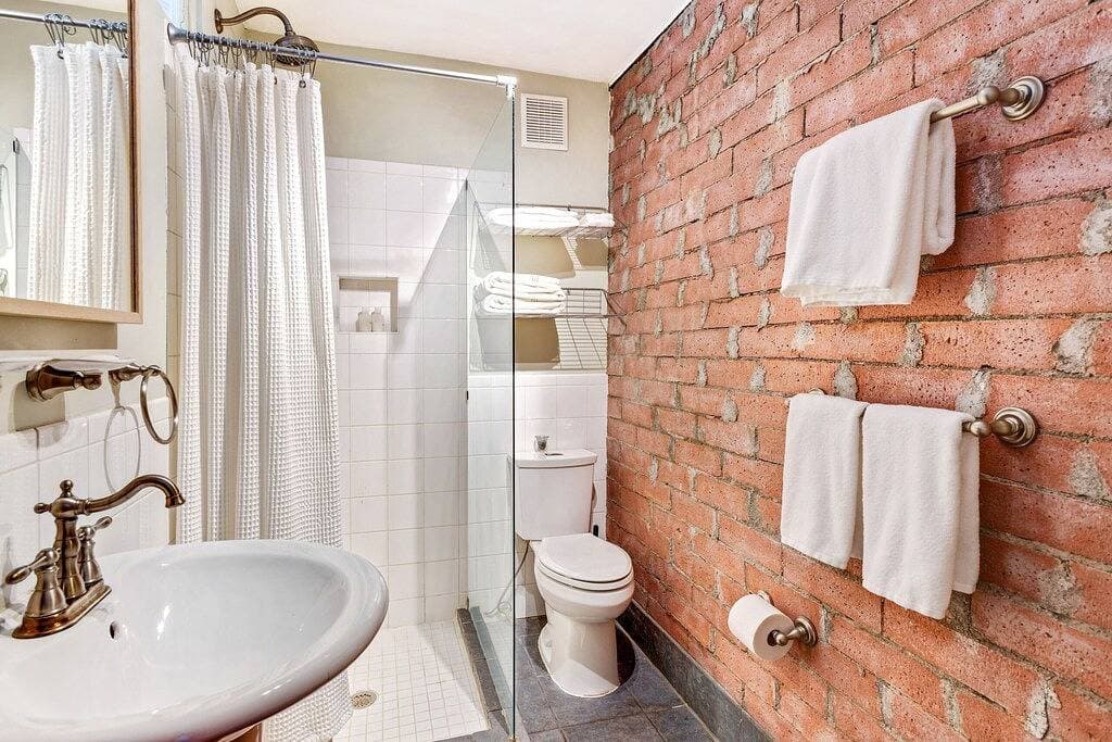 Charming One Bedroom Walkable to Zilker & South Lamar; Secluded multi-unit home 1
