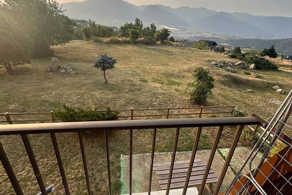Cozy Apartment with Mountain View, Balcony & Free Parking 1