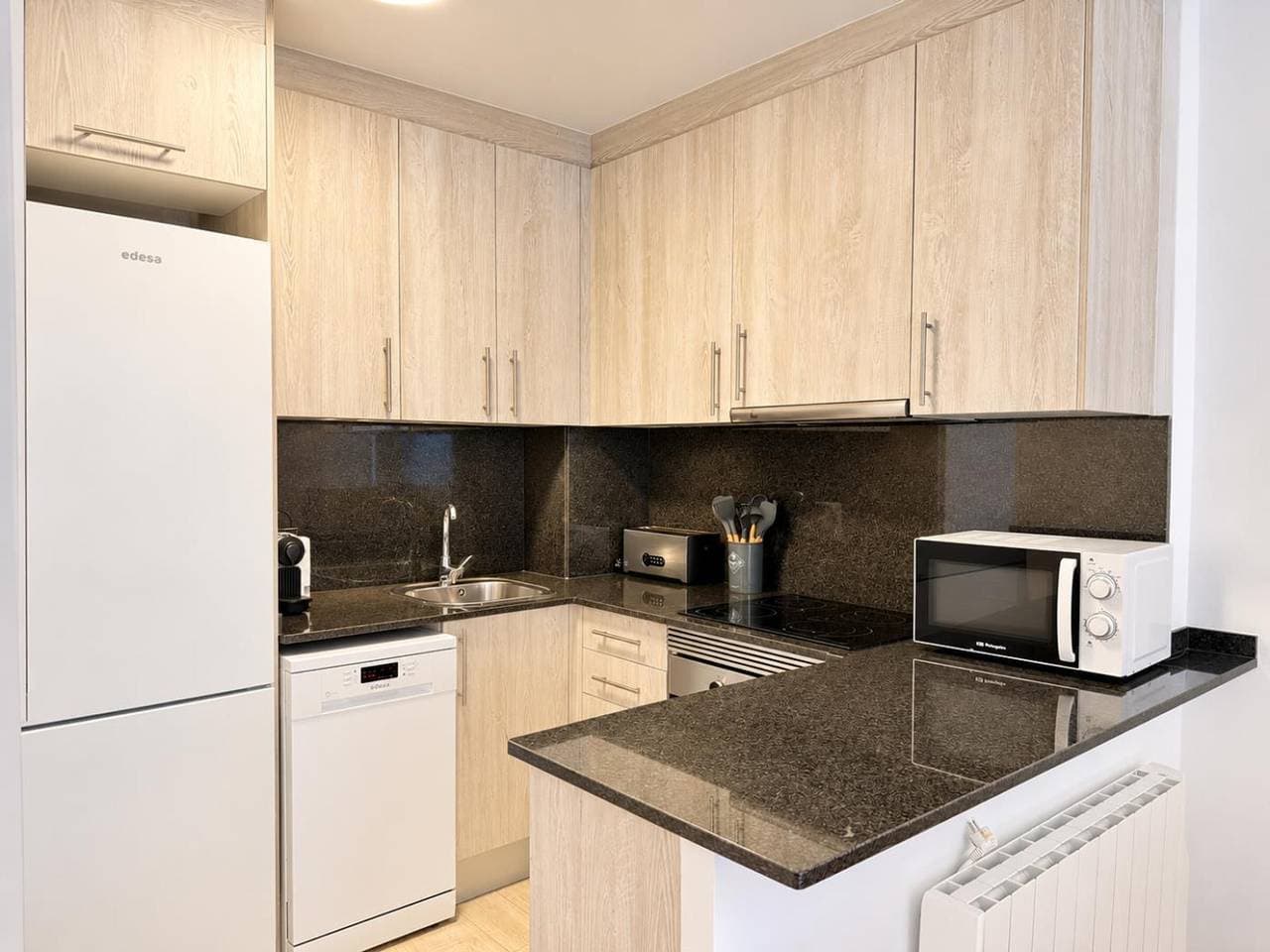 Foto 4 von 14: Neu renovierte Wohnung, 1 Min zum Strand, ruhig, 2 Schlafzimmer, Terrasse, Wi-Fi