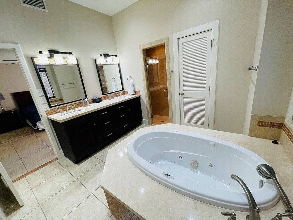 Foto 8 von 31: Privatoase in bester McAllen Lage mit gesichertem Parkplatz, Pool & beheiztem Whirlpool