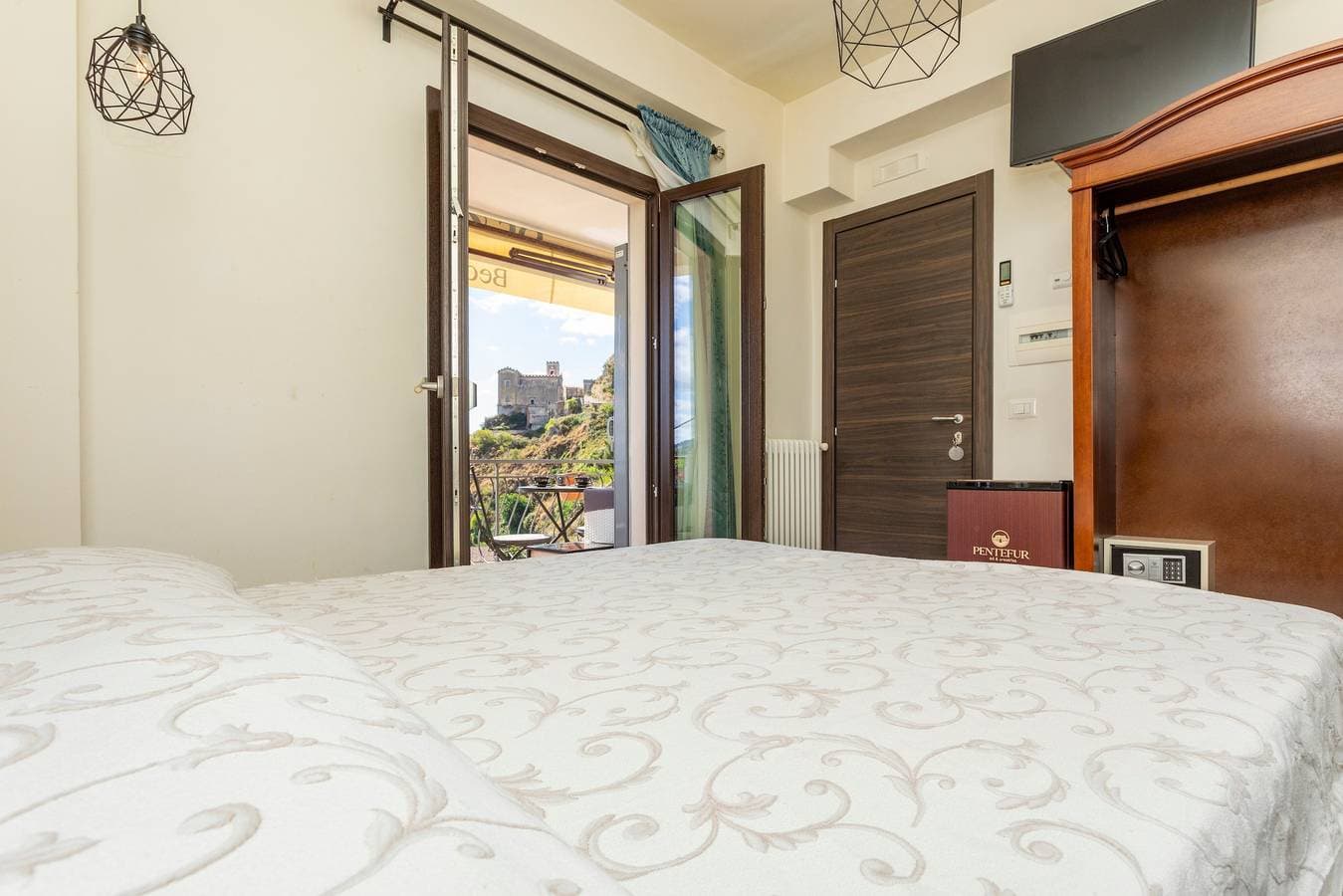 Foto 12 von 32: Zimmer 'Sambuco Junior Suite' mit privatem Balkon, Meerblick, WLAN und Klimaanlage