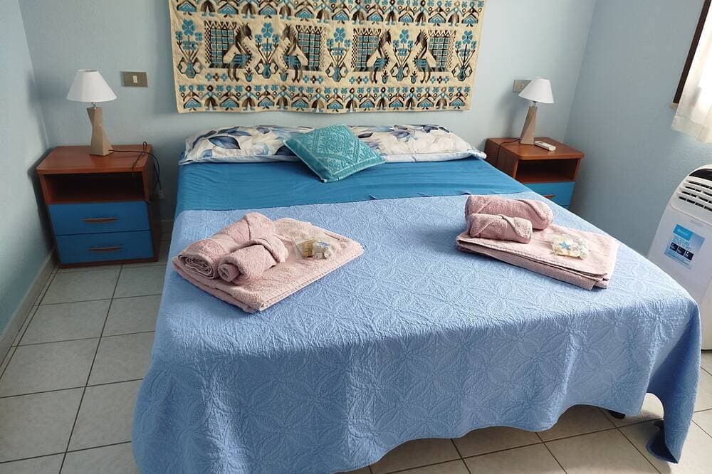 Foto 5 von 30: An oasis of relaxation, in a dreamy sea. Beautiful view of the sea mountain and village