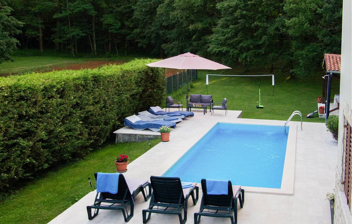 Foto 9 von 39: Geräumige 2-Zimmer-Wohnung mit Pool, WLAN, Klimaanlage und Parkplatz – Ihr idealer Rückzugsort!