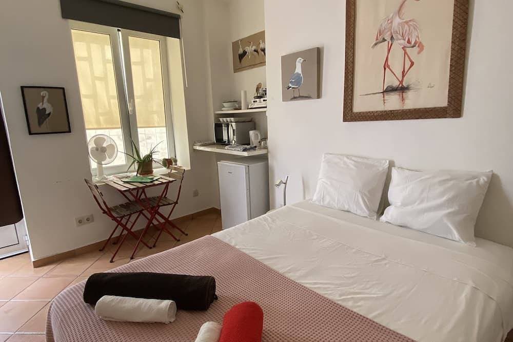 Ground floor independent studio in historic center, 200 m from the sea 1