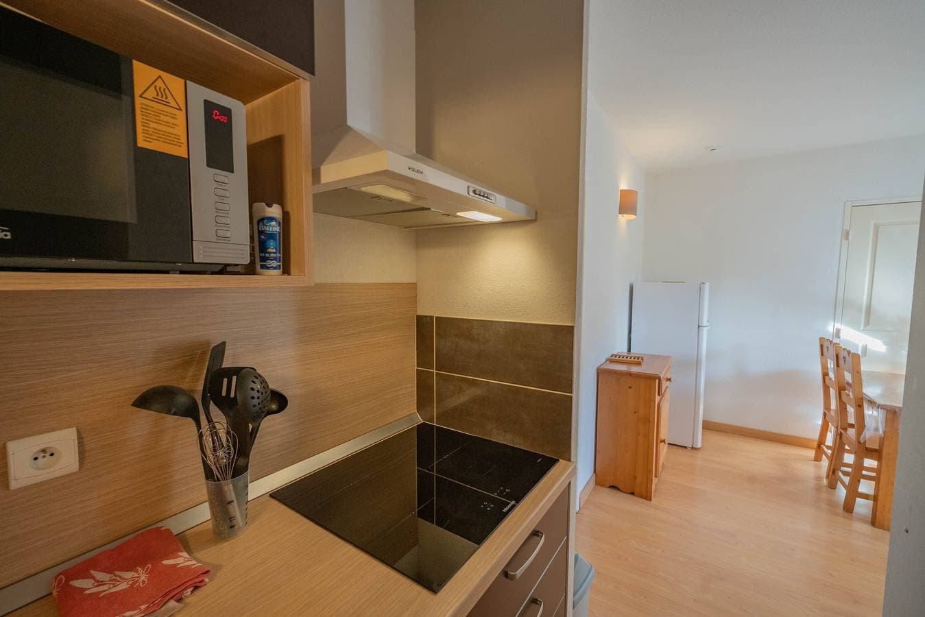 Foto 7 von 19: Ferienwohnung „Le calme de Ax“ mit Bergblick, Gemeinschaftspool und Balkon
