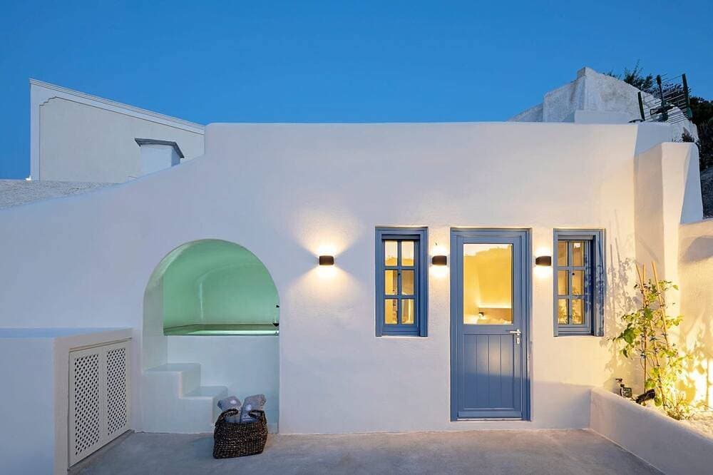 Foto 7 von 25: Amazing Santorini Suite | Hecate Suite | Private Hot Tub | Spacious Furnished.
