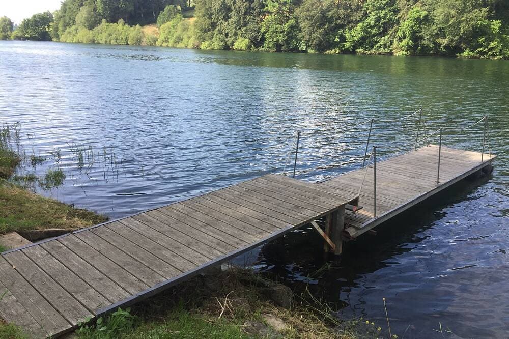 Foto 12 von 16: Maison Lac de Pareloup, \"Die Füsse Im Wasser\"