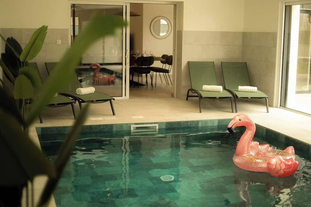 Exceptional villa with indoor pool. beach 300m away, sleeps 14. 1