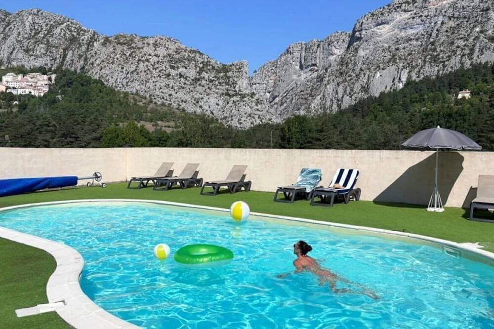 Foto 10 von 22: ZEcamping 2 étoiles piscine chauffée locatif TV clim 20m2 2 pers