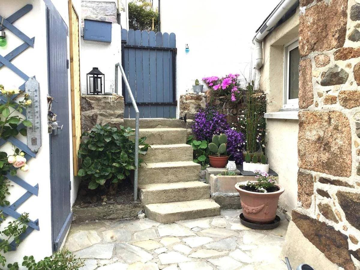 Foto 4 von 25: Charmante maison de pêcheur rénovée, 400m plage Trestraou, parking privé, terrasse et équipements bébé - Fr-1-368-405