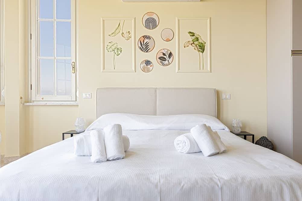 Foto 6 von 20: The recently renovated apartment is a small gem, perfect for two guests. The interiors are modern, thoughtfully designed, and finished with great attention to detail to ensure maximum comfort. It features a cozy double bedroom, a bright living area with