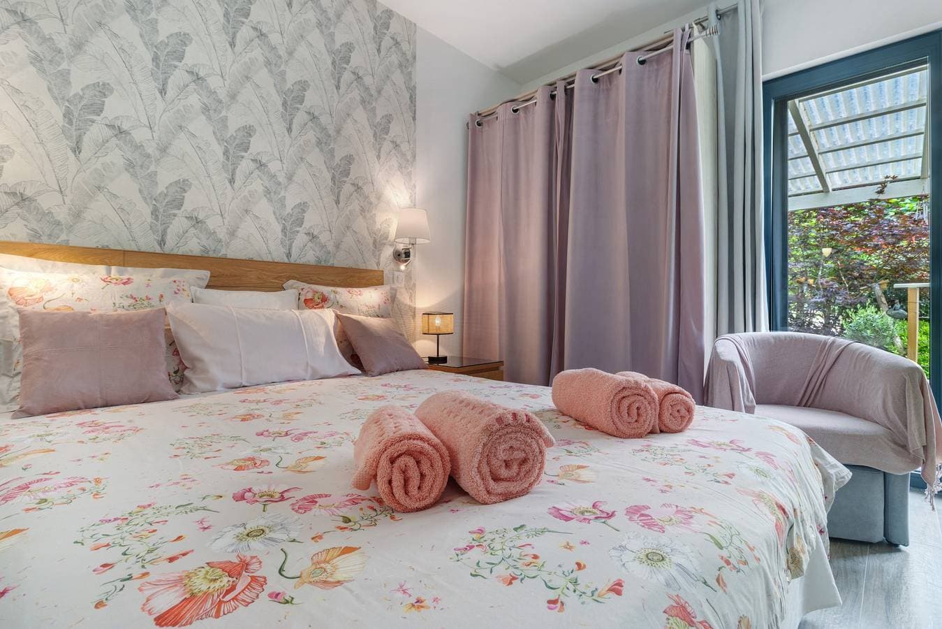 Foto 8 von 24: Gästezimmer „Au Cerf Blanc Suite Parentale“ mit Bergblick, WLAN und Klimaanlage